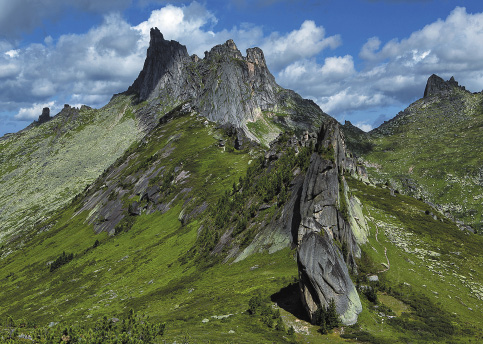Above Svetloye Lake rises Zvyozdniy (“Star”) Peak, at the foot of which are several granite pillars. Their distinctive form has earned the site the name “Elephant Massif”.